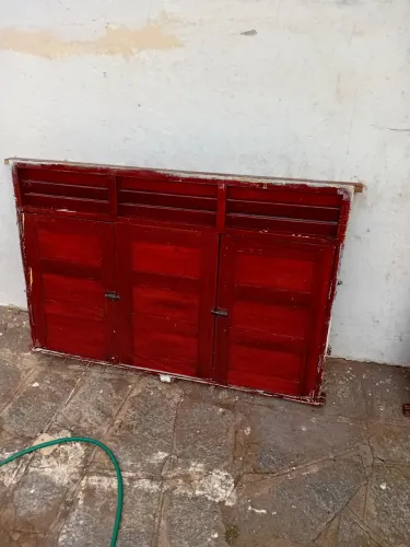 Janela de madeira de lei