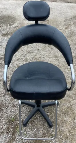 Cadeira de ferro para salão, em ótimo estado.