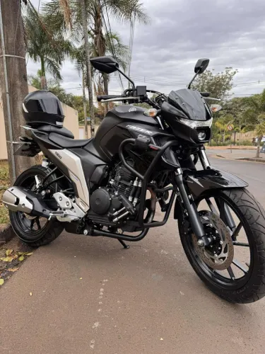 Fazer 250 CC - Moto com acessórios 