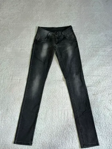 Calça skinny preta cintura baixa com strass na parte de trás 