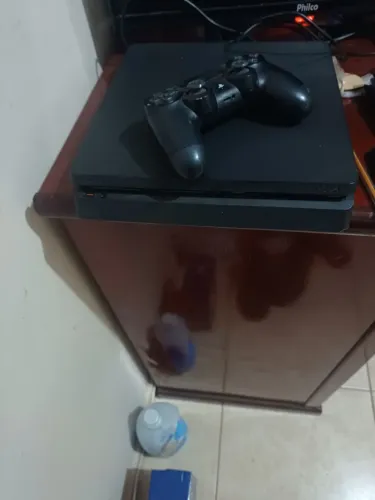 Vende-se ps4;1 terá em perfeito estaru funcionando tudo em dia duas manet