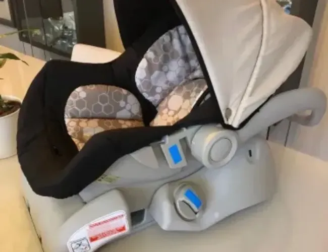 Bebê conforto com base, marca Galzerano, vai com capa com de rosa de brinde 