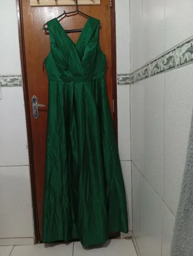 Vestido de festa , serve para casamento bailes  e ocasiões formais , tamanho M/G .