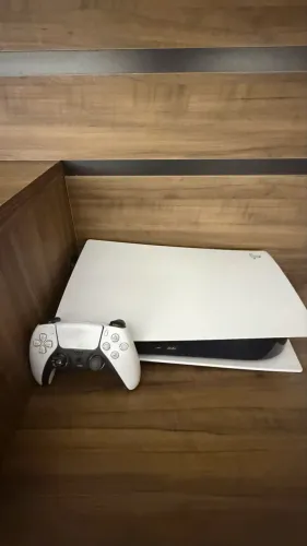 PS5 seminovo com manetes e todos os cabos inclusos