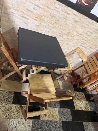 Conjunto de mesa e 4 cadeiras com capa pouco usado 