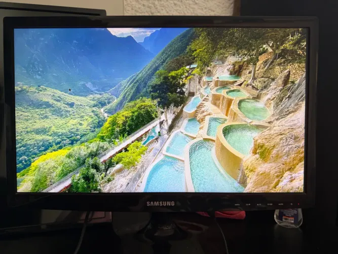 O Monitor Samsung LS22C300 (modelo completo LS22C300FSMZD) é um monitor LED de 21,5