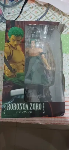 Action figure Zoro bootleg danificada