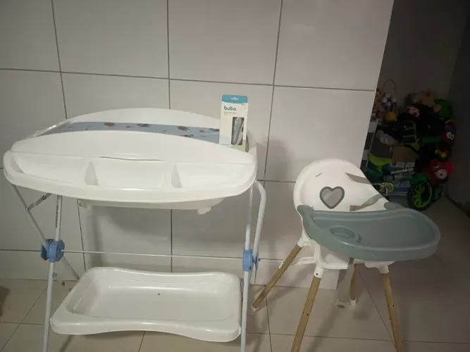 Banheira e cadeira de alimentação e cortador de unha