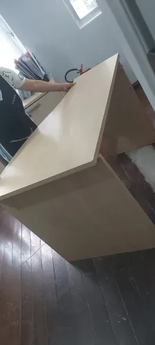 MESA DE ESCRITORIO MDF COR MARFIM E GAVETEIRO COM RODIZIOS USADA