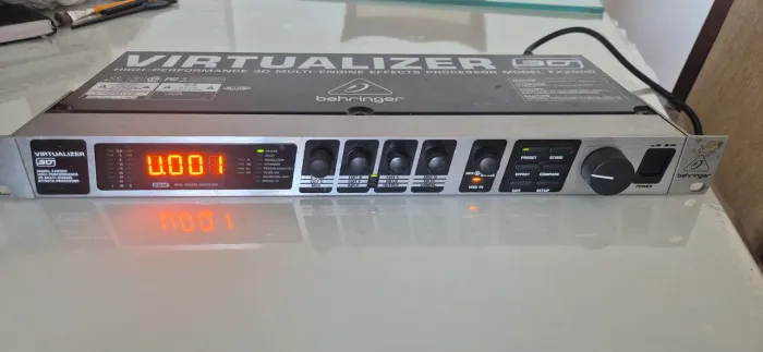 Processador de Efeitos Behringer Virtualizer 3D FX2000.