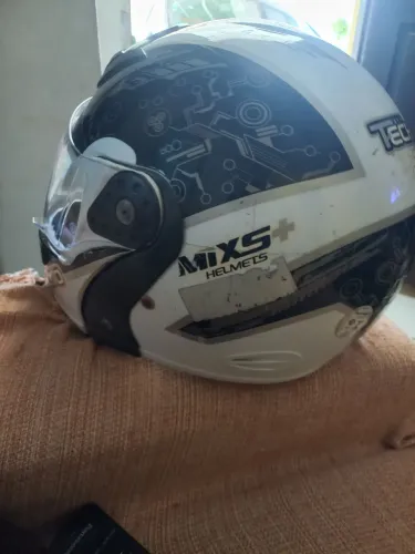 Capacete higienizado forrando e vizeira nova um capacete de marca ótima. 95,00 Reais