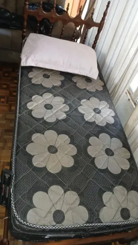 Cama anos 70 em madeira maciça de solteiro