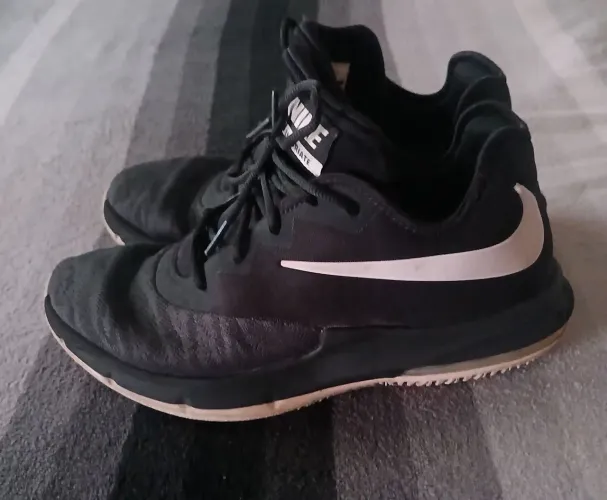 Tênis Nike Air Max influriate III Low masculino na cor preto com detalhe branco!