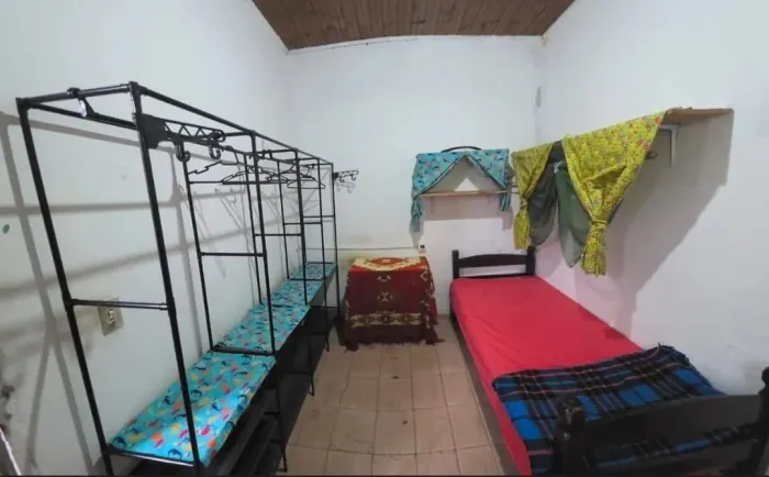 Aluga-se Quarto Mobiliado para Homens (incluso as contas de agua, luz e internet)