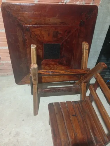 Mesa de madeira maciça com 4 cadeiras maciça