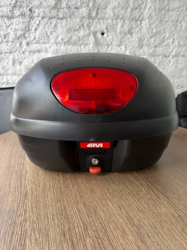 Baú Givi 33 litros em estado de novo