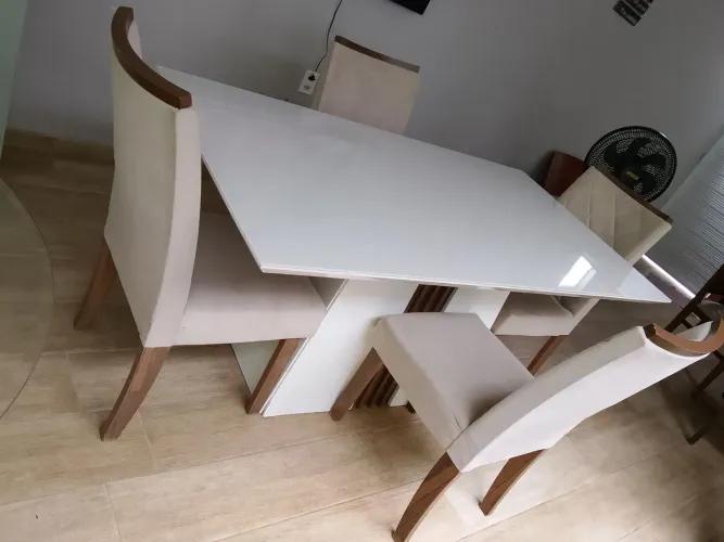 LINDA MESA DE JANTAR COM CADEIRAS