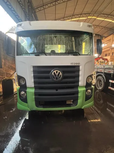 Caminhão Poliguindaste