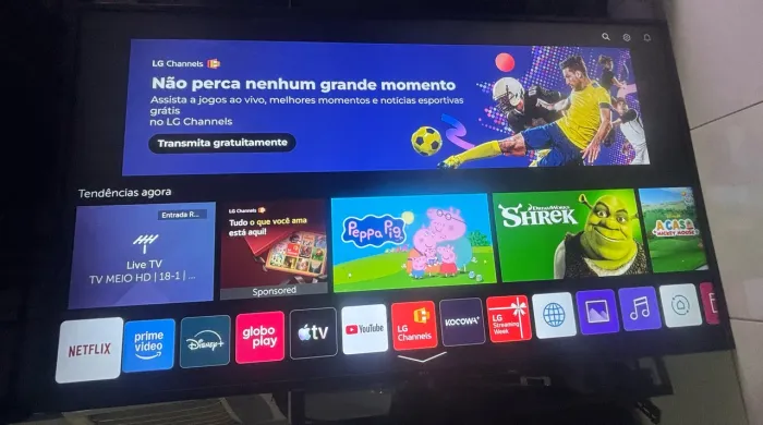 Smart TV LG 4k de 65 polegadas moderna e em ótimo estado