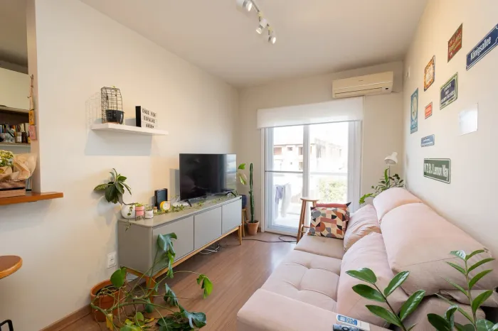 Apartamento mobiliado de 65 m² no Areal, com 2 quartos, vaga coberta e a 300 m do Shopping