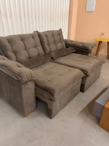 Conforto Premium para Sua Sala: Sofá Retrátil e Reclinável em Suede Cinza
