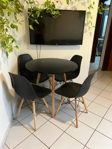 Mesa com 4 cadeiras modernas (lindo conjunto)