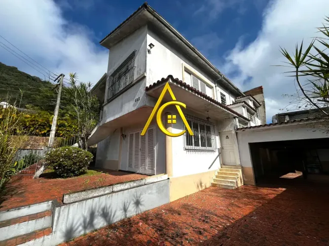 Casa Ampla em Localização Privilegiada no Quitandinha 330 m² de Terreno | Tranquila Rua S