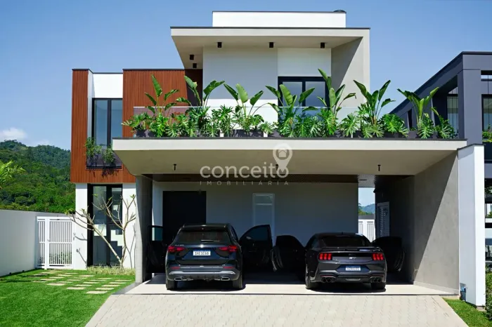 Casa com 3 Suítes em Condomínio Fechado na Velha!