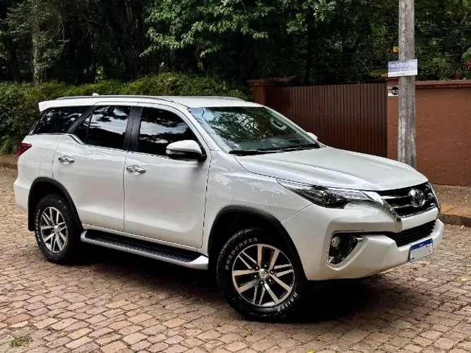 Toyota Hilux SW4 SRX 4X4 2.8 TDI 16V Dies. Aut. 2016