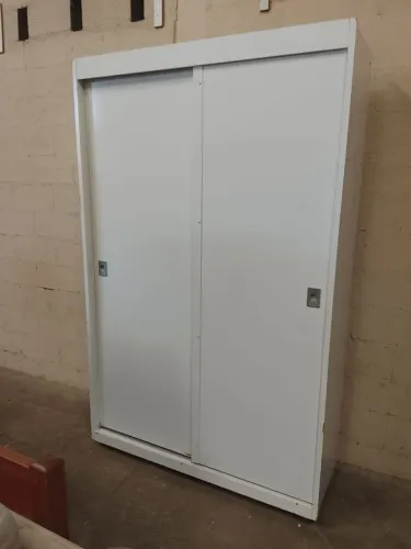 Guarda roupas com pés USADO ENTREGA dentro de Uberlândia MG