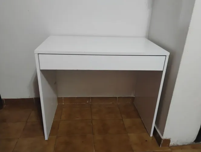 Escrivaninha Branca Simples Altura 75cm, Largura 53cm e Comprimento 91 cm