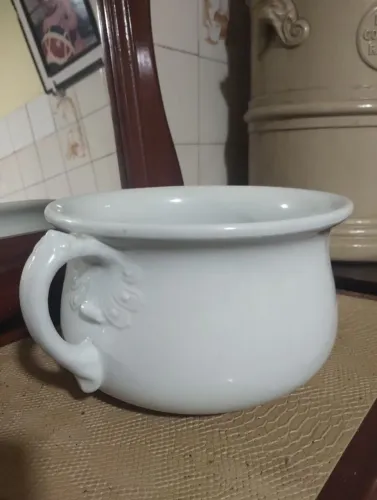 Penico vintage marca Johnson Brothers, fabricação Royal Irestone Ware.<br>Valor R$ 300,00