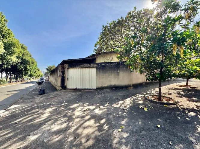 Casa antiga em lote comercial a venda no bairro Vila Rosa em Goiânia