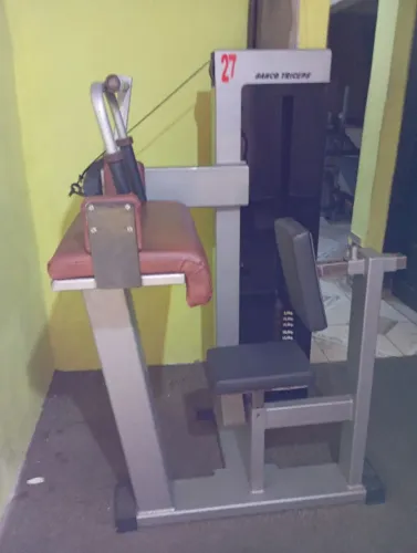 Máquina de tríceps Musculação