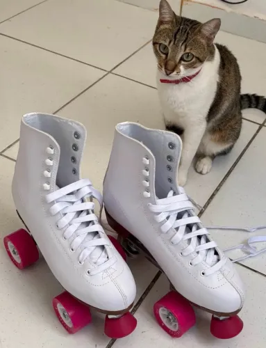 Patins quad branco com rodas rosas - nunca usado