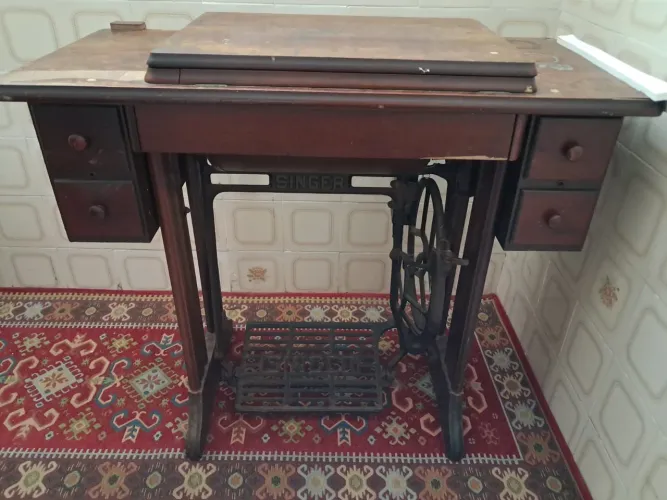 Mesa + Máquina de costura Singer - Raridade