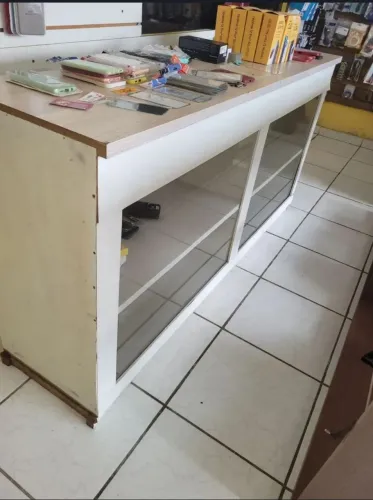 Balcão em madeira e vidro, ideal para expor mercadorias em lojas