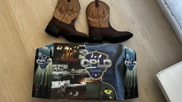 Bota Couro Legítimo de Avestruz Nº 41 + chapéu de feltro (1.200$)