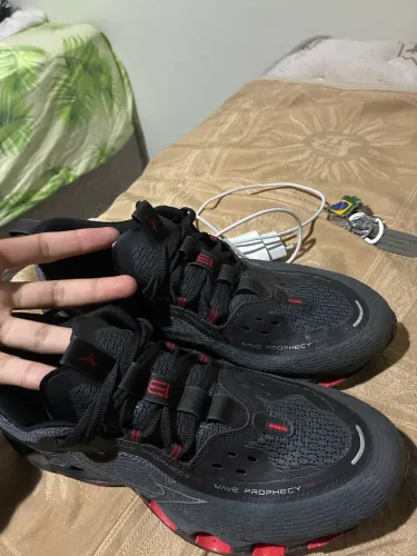 Tênis mizuno wave prophecy cor preta com detalhes vermelhos