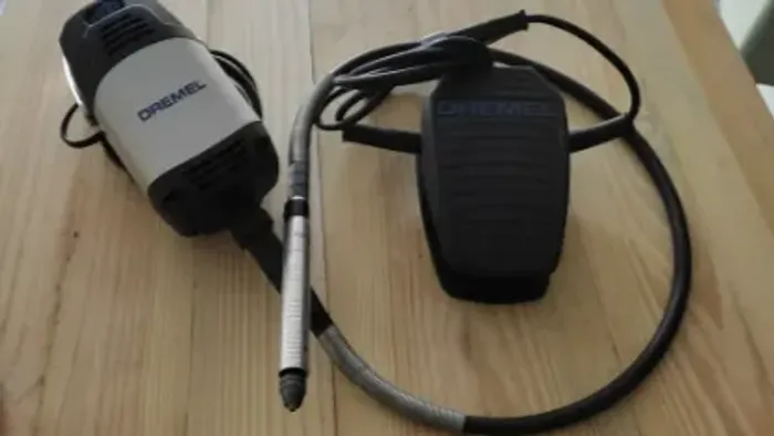 Dremel Fortiflex 9100, ferramenta de eixo flexível com motor suspenso estacionário.