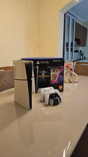 Vendo PS5 digital Slim 1Tb.