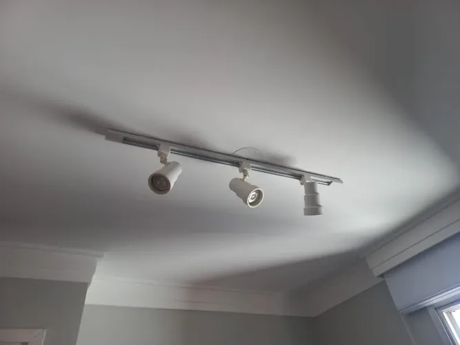 Luminária de 3 lâmpadas com as lâmpadas