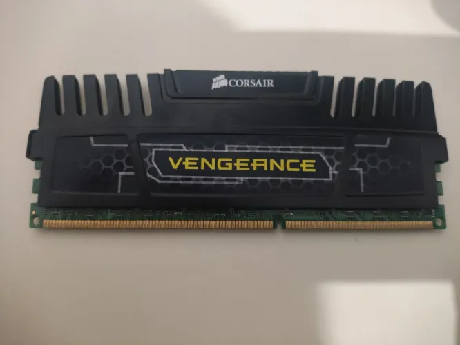 Memória RAM DDR3 8GB 1600MHz Corsair Vengeance - Gamer CL9