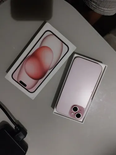 IPhone 15 na cor Rosa