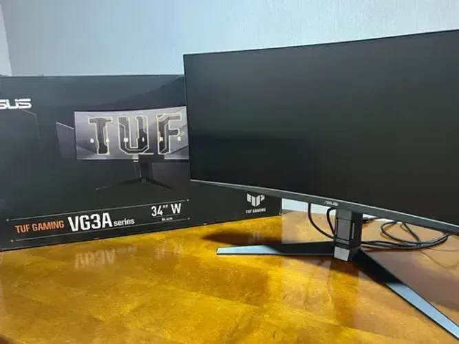 Monitor Curvo ASUS TUF 34", WQHD, 180Hz, 1ms, FreeSync, Altura Ajustável, Som integrado