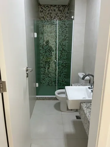 Apartamento no Recreio, três quartos com suíte e duas vagas na segunda quadra da praia.