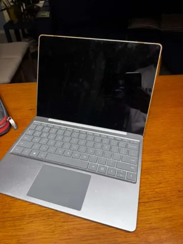 surface laptop go (modelo 1943) em excelente estado - com carregador, case e adaptador