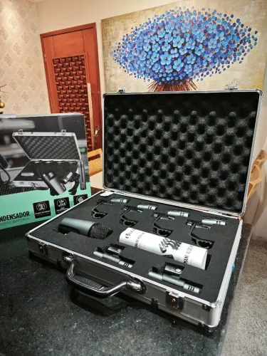 KIT DE MICROFONES DE BATERIA COM MALETA ALUMÍNIO