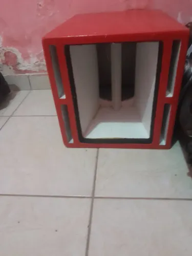 Caixa projetada pra médio de 10 novinha tôp boa litragem
