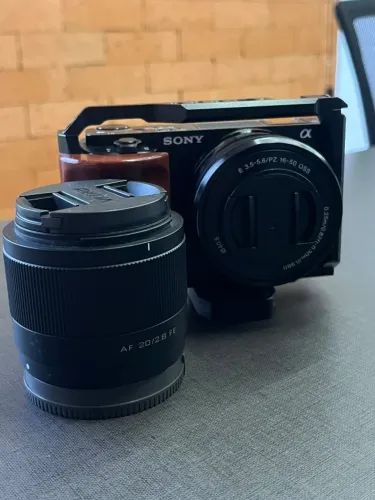Sony ZV-E10 + 16-50mm + Viltrox 20mm f/2.8 + Cage